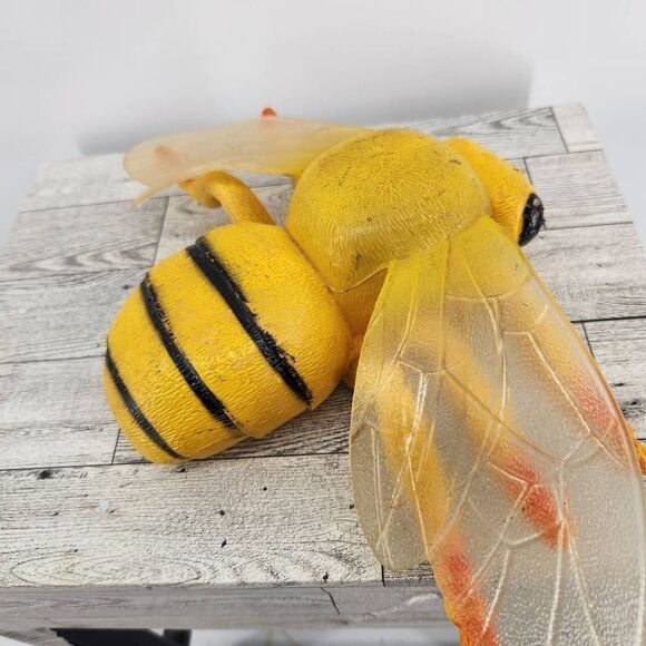 Vintage 1997 TM Giant PVC / Rubber Bumble BEE Yellow Jacket 13" Figure - Picture 3 of 10